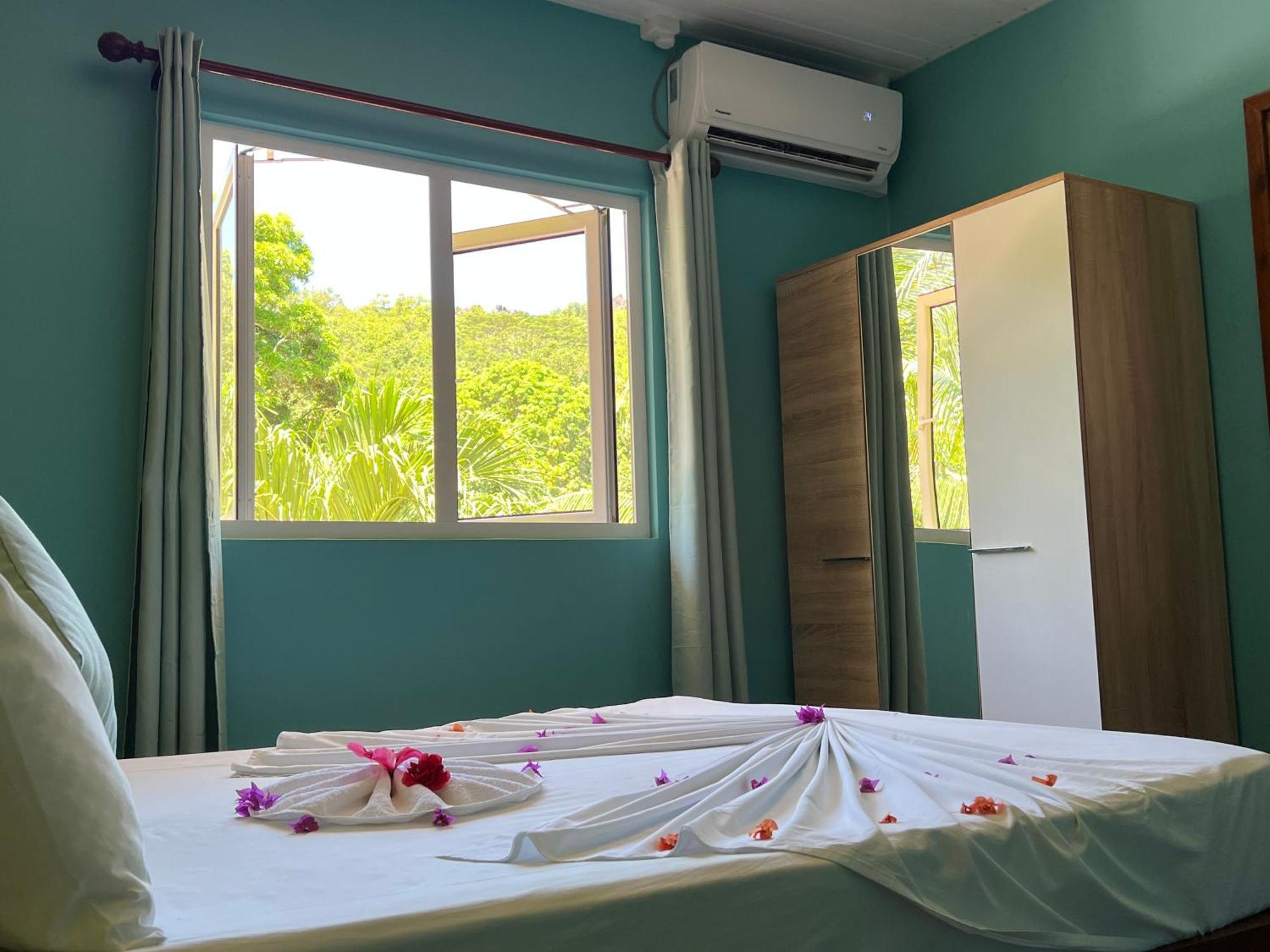 Chloe'S Cottage Self-Catering La Digue  Extérieur photo